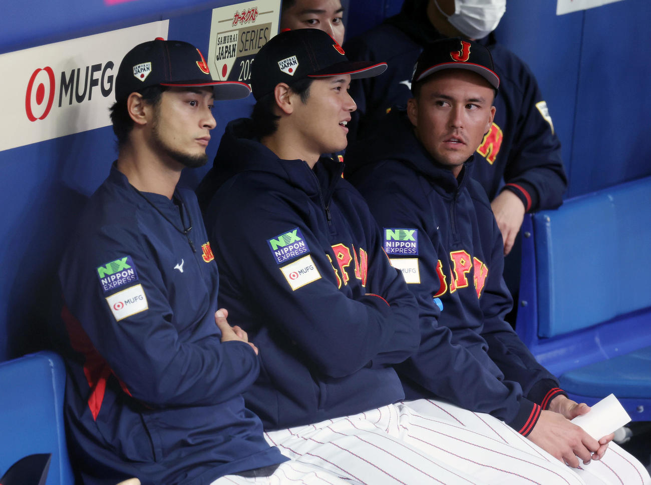 侍ジャパン対中日　ベンチで言葉を交わしながら試合を見守る、左からダルビッシュ、大谷、ヌートバー（撮影・前田充）