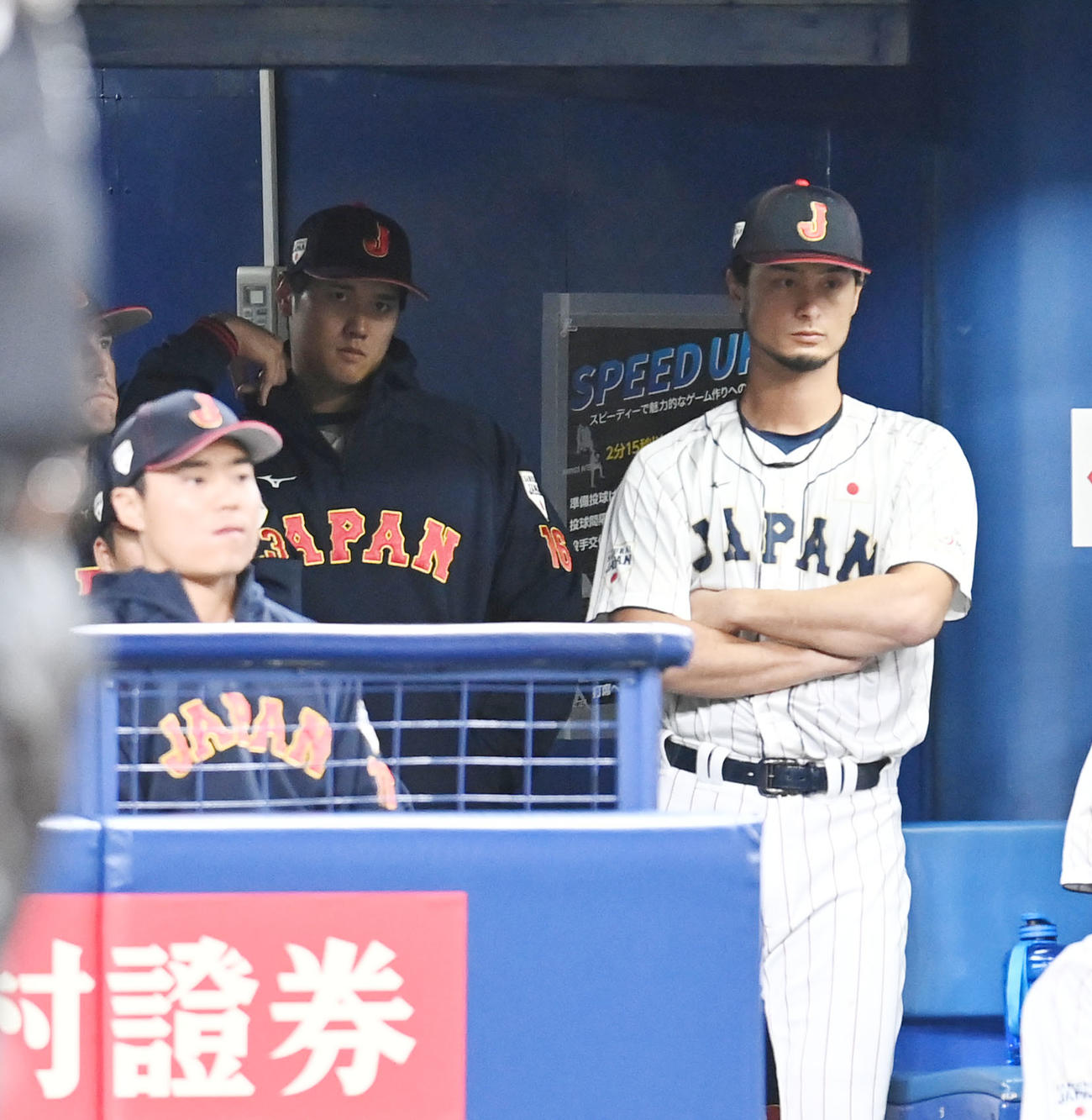 侍ジャパン対中日　ベンチで試合を見守る大谷（右）とダルビッシュ（撮影・森本幸一）