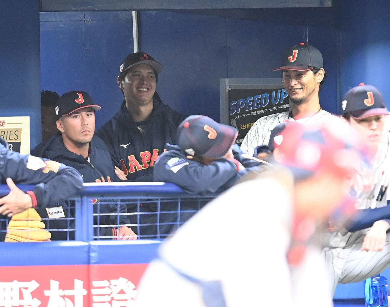 中日戦のベンチから試合を見つめる、左からヌートバー、大谷、ダルビッシュ（撮影・森本幸一）
