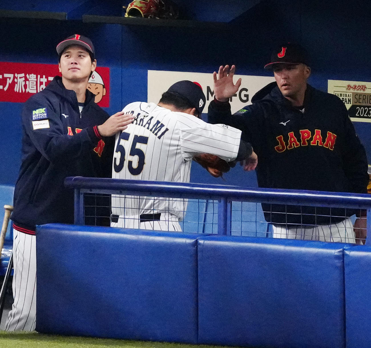 侍ジャパン対中日　3回表終了後、侍ジャパン村上（中央）を迎える大谷（左）とヌートバー（撮影・江口和貴）