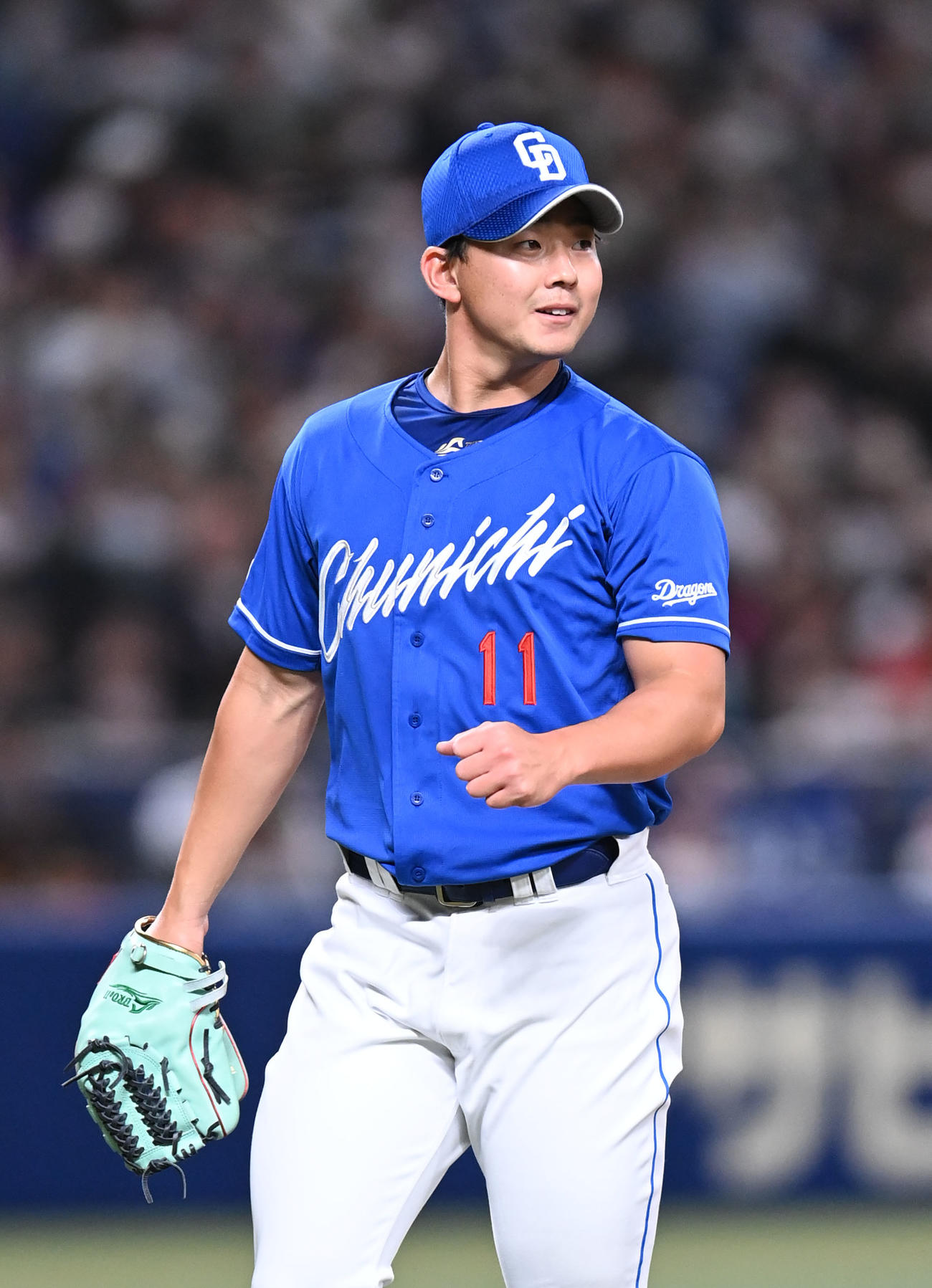 5回裏侍ジャパン2死、山田から三振を奪い拳を握る小笠原（撮影・森本幸一）