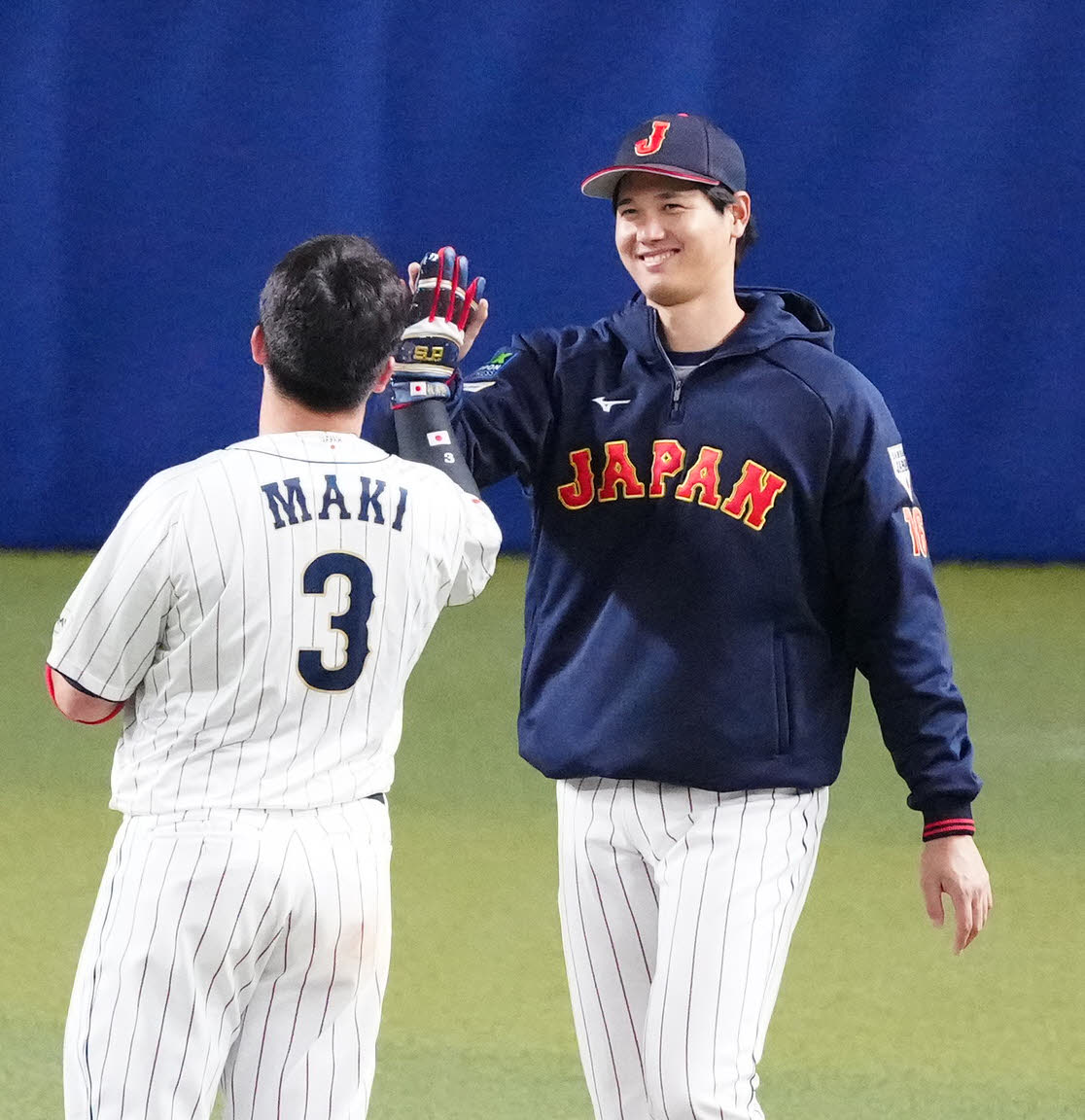 侍ジャパン対中日　タイブレークの練習後、牧（左）とタッチを交わす大谷（撮影・江口和貴）