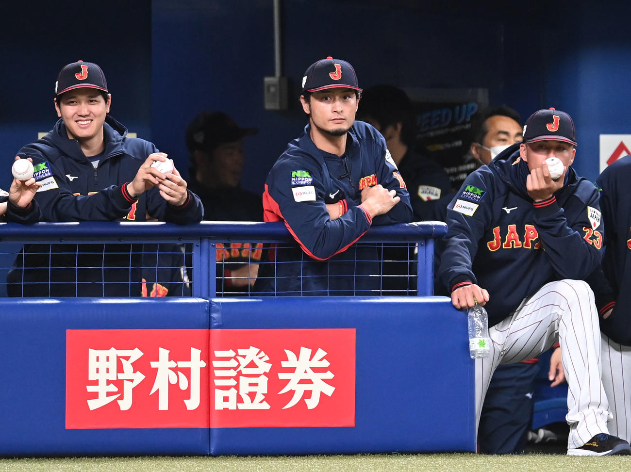 壮行試合侍ジャパン対中日　タイブレーク開始前、ベンチからグラウンドを見つめる（左から）大谷、ダルビッシュ、ヌートバー（撮影・森本幸一）