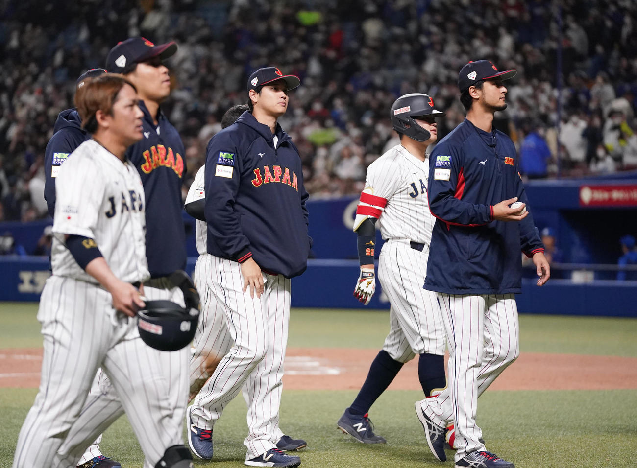 侍ジャパン対中日　試合後、ファンにあいさつした後、引き揚げる大谷（中央）。右からダルビッシュ、村上（撮影・狩俣裕三）