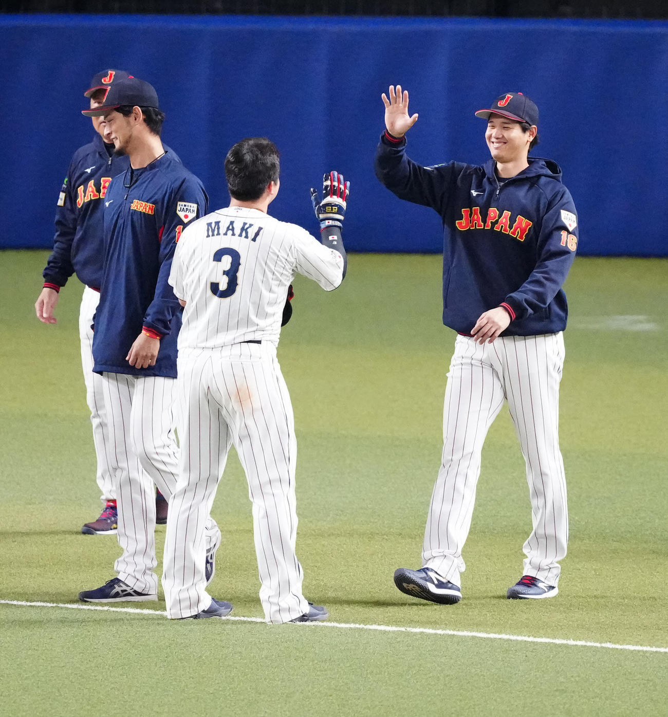 侍ジャパン対中日　タイブレークの練習後、牧（中央）とタッチを交わす大谷（撮影・江口和貴）