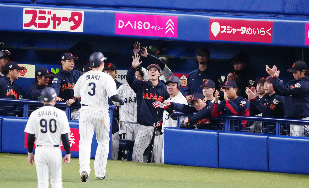 侍ジャパン対中日　8回裏終了後、ベンチに引き揚げる牧（手前右）を迎える大谷（中央）ら（撮影・江口和貴）