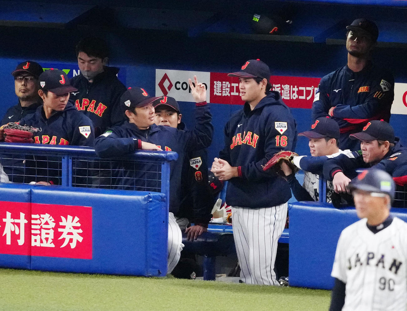 侍ジャパン対中日　8回裏、ベンチで言葉を交わす大谷（中央右）と松井（撮影・江口和貴）