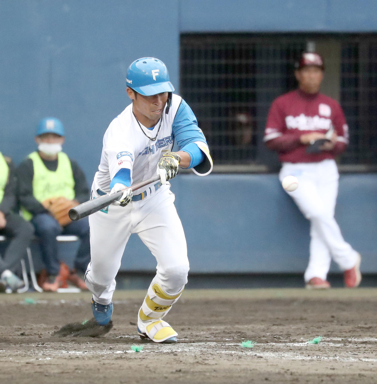 楽天戦の7回裏日本ハム1死、セーフティーバントを決める江越