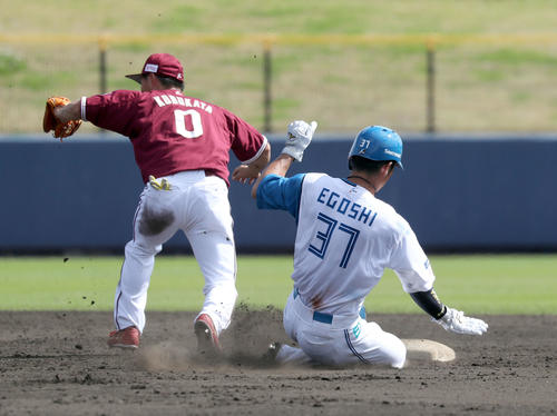楽天戦の4回裏日本ハム2死一塁、盗塁を決める江越