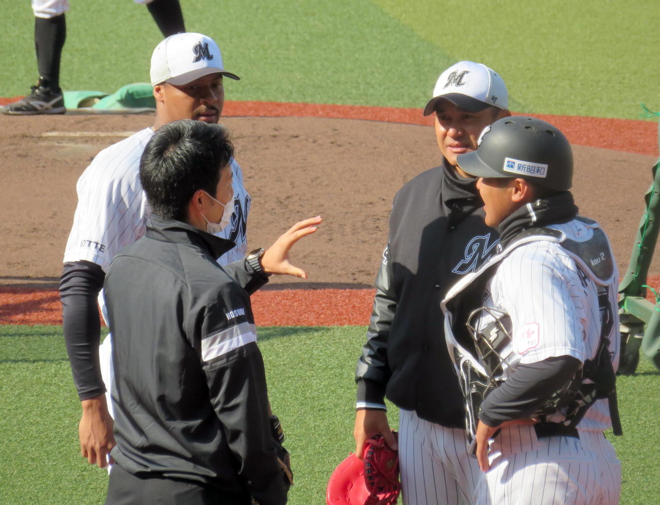 シート打撃登板後に松川（右端）や黒木コーチ（右から2人目）らと話をするロッテのペルドモ（撮影・鎌田直秀）