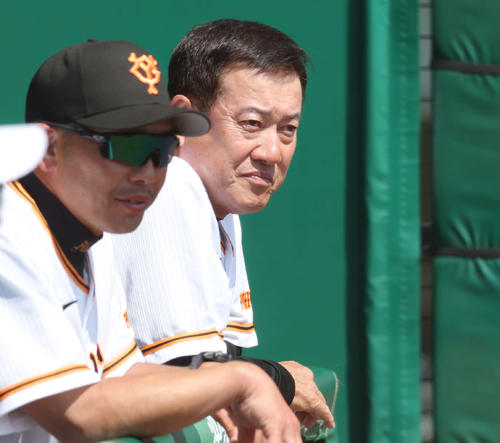 巨人対サムスン　試合前練習を見守る巨人阿部ヘッド兼バッテリーコーチ（左）と原監督（撮影・宮地輝）