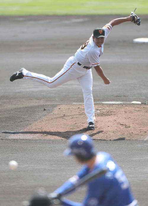 巨人対サムスン　力投する巨人先発の菅野（撮影・宮地輝）