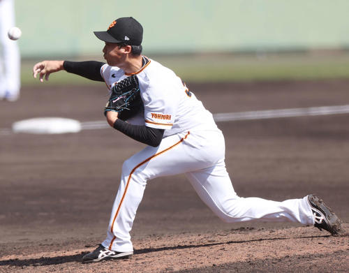 巨人対サムスン　8回表巨人5番手で登板し、力投する船迫（撮影・宮地輝）