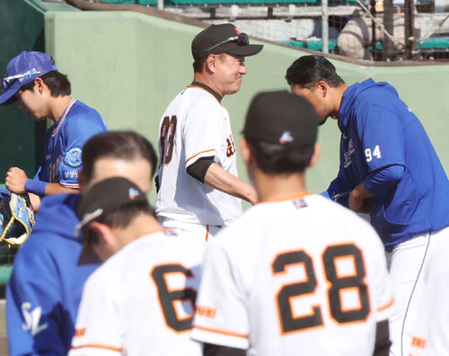 巨人対サムスン　試合後、サムスンの選手たちと握手を交わす巨人原監督（中央）ら選手たち（撮影・宮地輝）