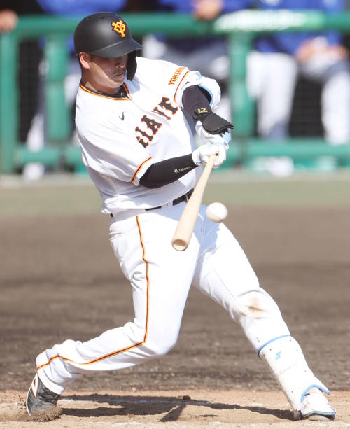 巨人対サムスン　9回裏巨人1死一、二塁、右適時打を放つ岸田（撮影・宮地輝）