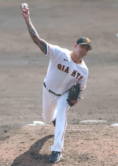 巨人対サムスン　5回表巨人3番手で登板し、力投するロペス（撮影・宮地輝）