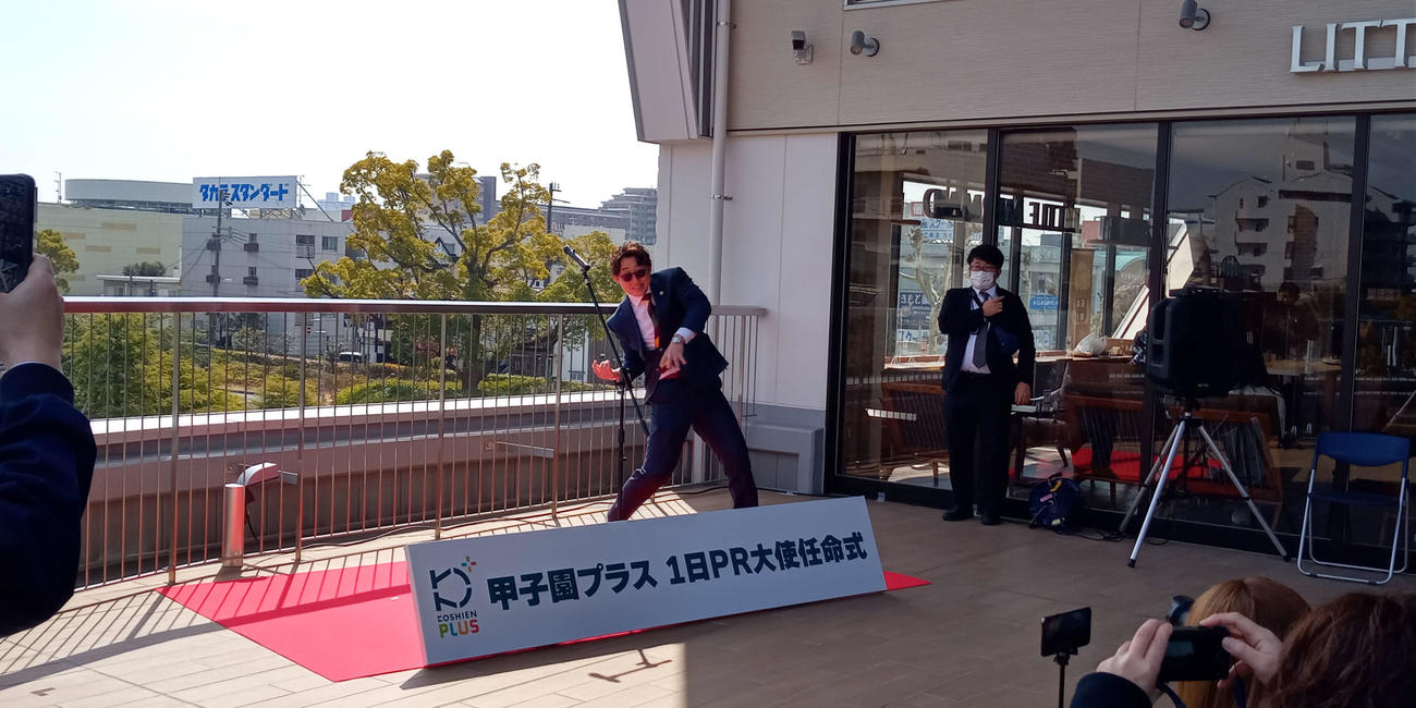 商業施設「甲子園プラス」の1日PR大使に就任した阪神OB今成氏は元同僚上本博紀氏の打撃フォームのものまねを披露