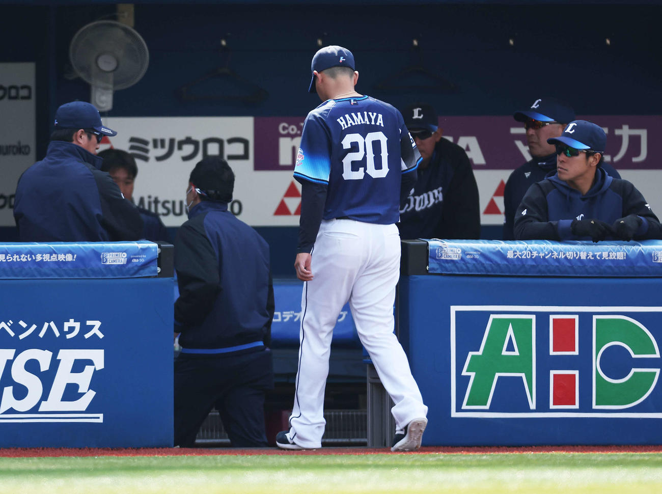 DeNA対西武　2回裏DeNA1死一、二塁、ベンチに下がる浜屋（撮影・河田真司）