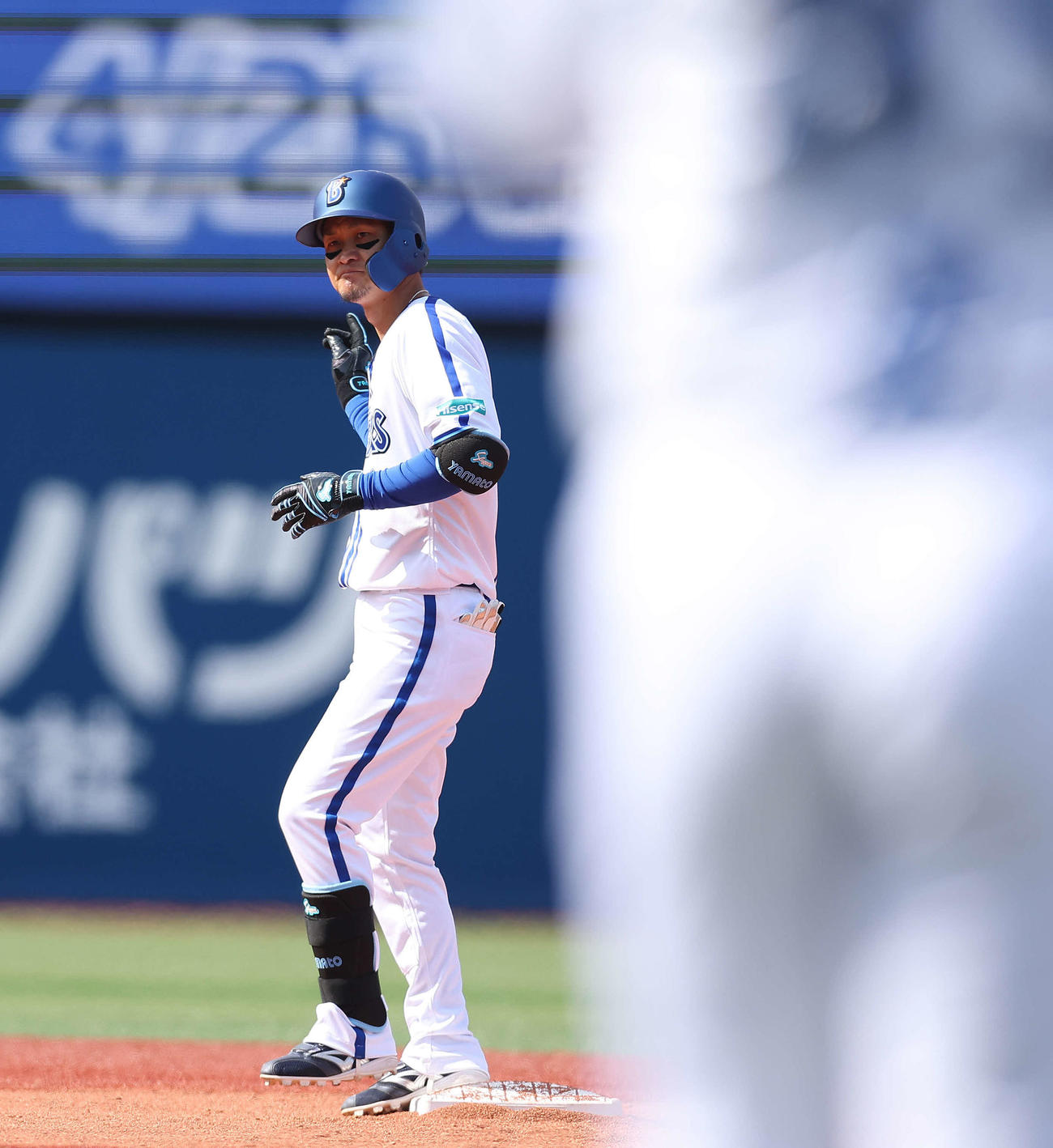 DeNA対西武　2回裏DeNA1死二塁、左翼線に先制適時二塁打を放ち出塁する大和（撮影・河田真司）
