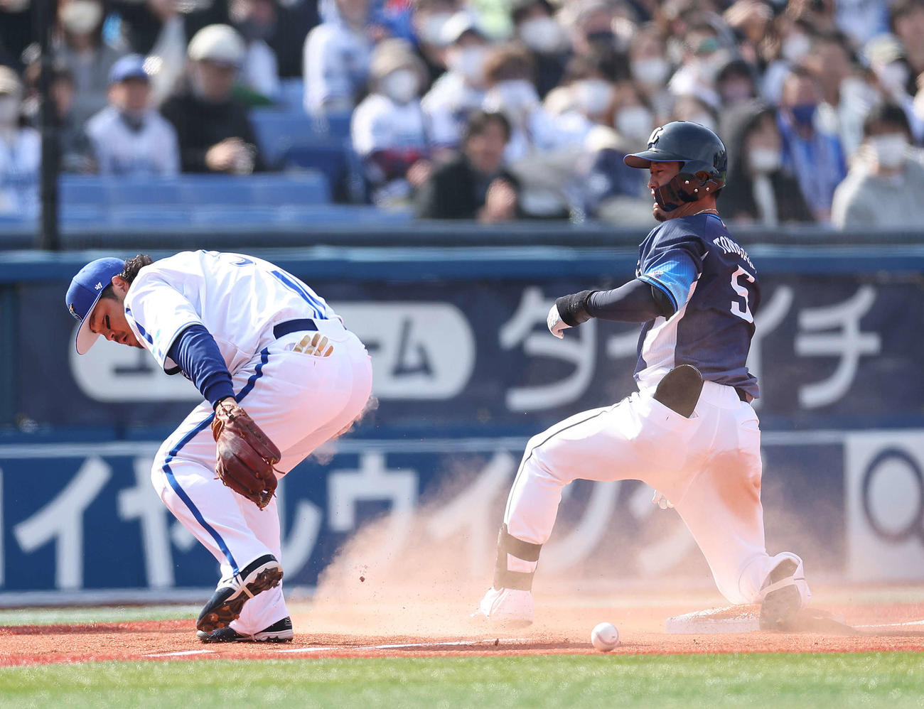 DeNA対西武　3回表西武2死一、二塁、中越え2点適時三塁打を放ち出塁する外崎。三塁手宮崎（撮影・河田真司）
