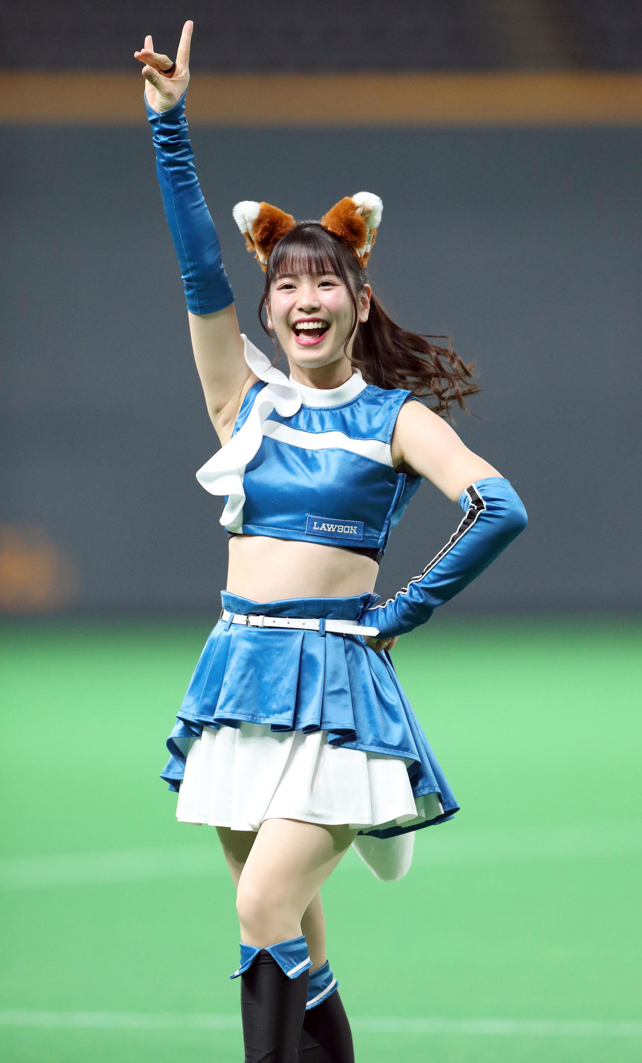 日本ハム対楽天　「きつねダンス」を踊るファイターズガールの滝谷美夢さん（撮影・佐藤翔太）