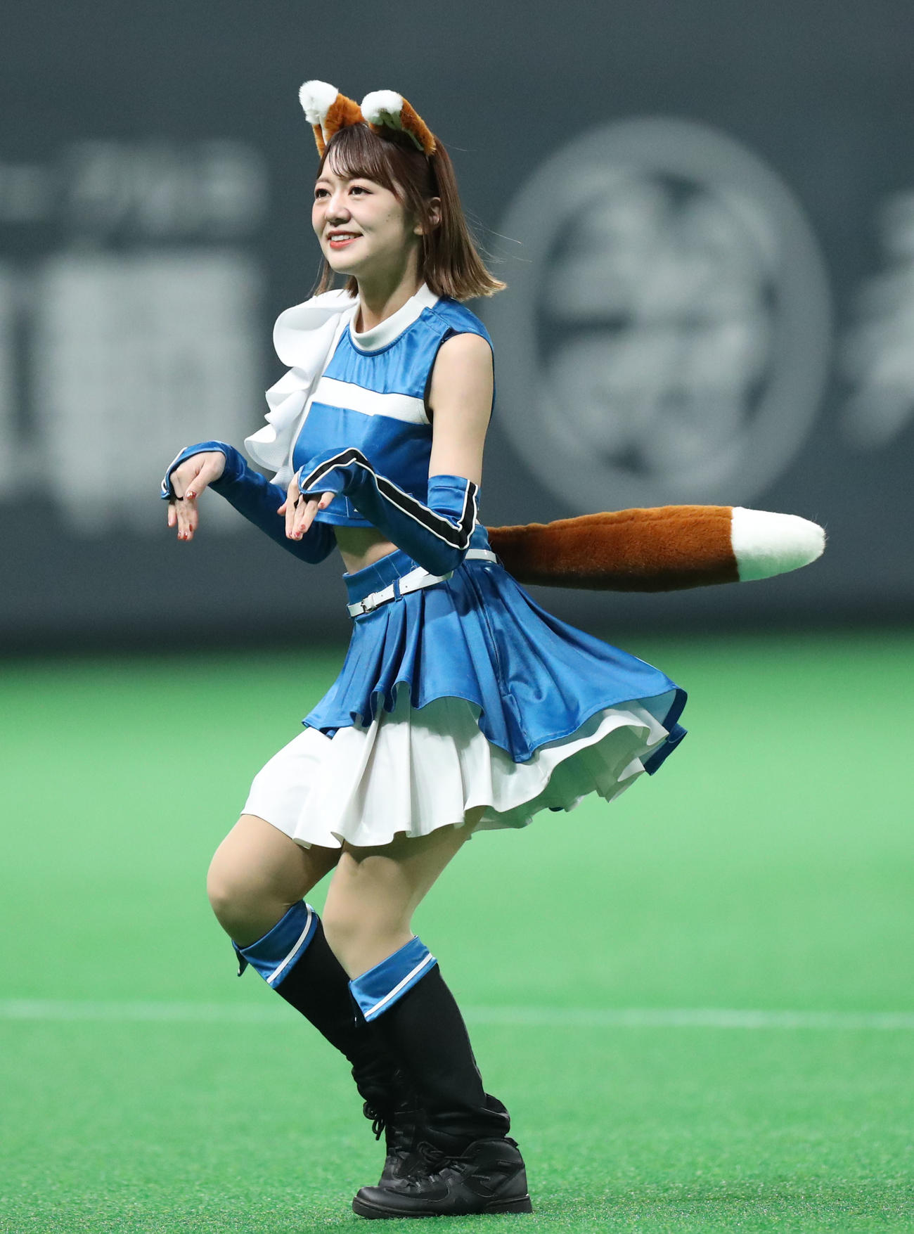 日本ハム対楽天　「きつねダンス」を踊るファイターズガールの日戸琴音さん（撮影・佐藤翔太）