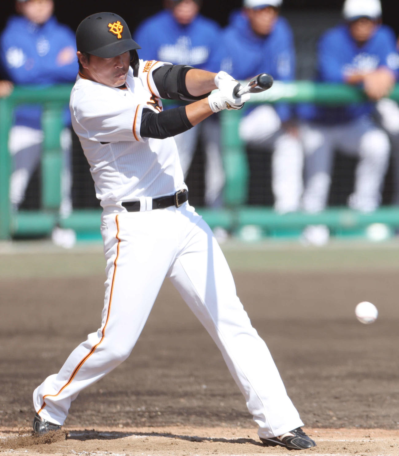 巨人対サムスン　8回裏巨人2死二塁、同点適時二塁打を放つ長野（撮影・宮地輝）