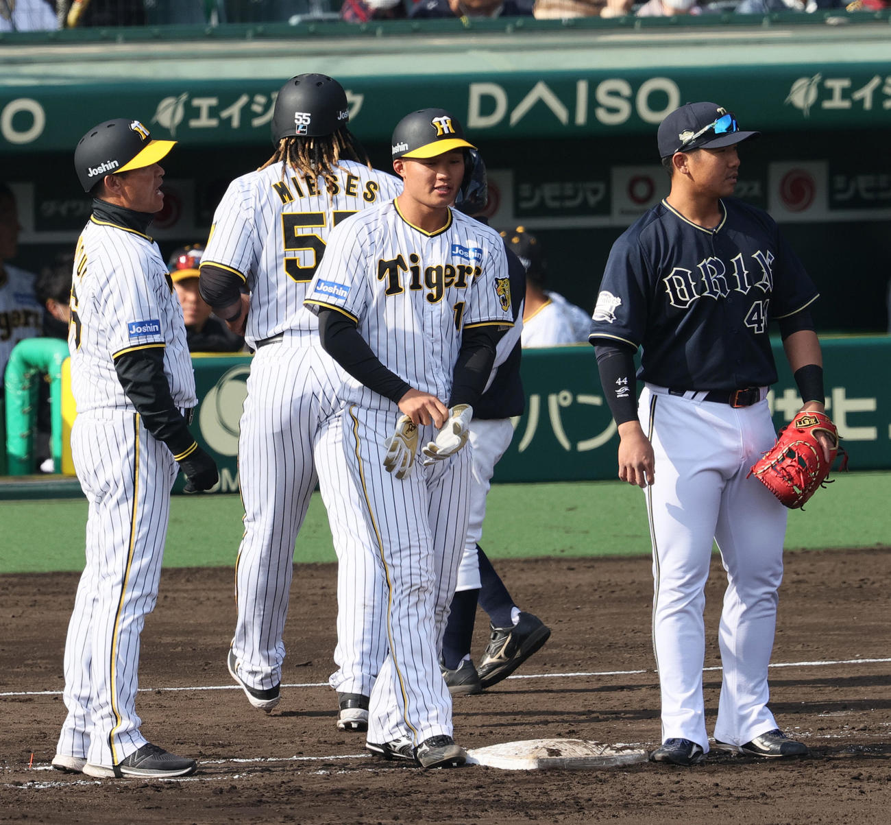 5回裏阪神無死、四球のミエセス（左から2人目）の代走で出場する森下（左から3人目）（撮影・上山淳一）