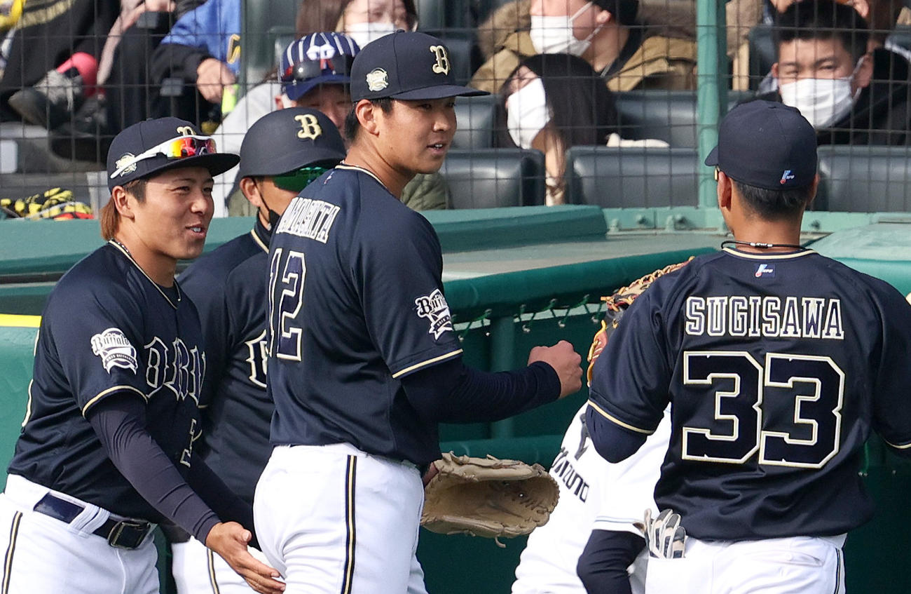 7回に登板した山下（左から2人目）は3者凡退に抑える（撮影・上山淳一）