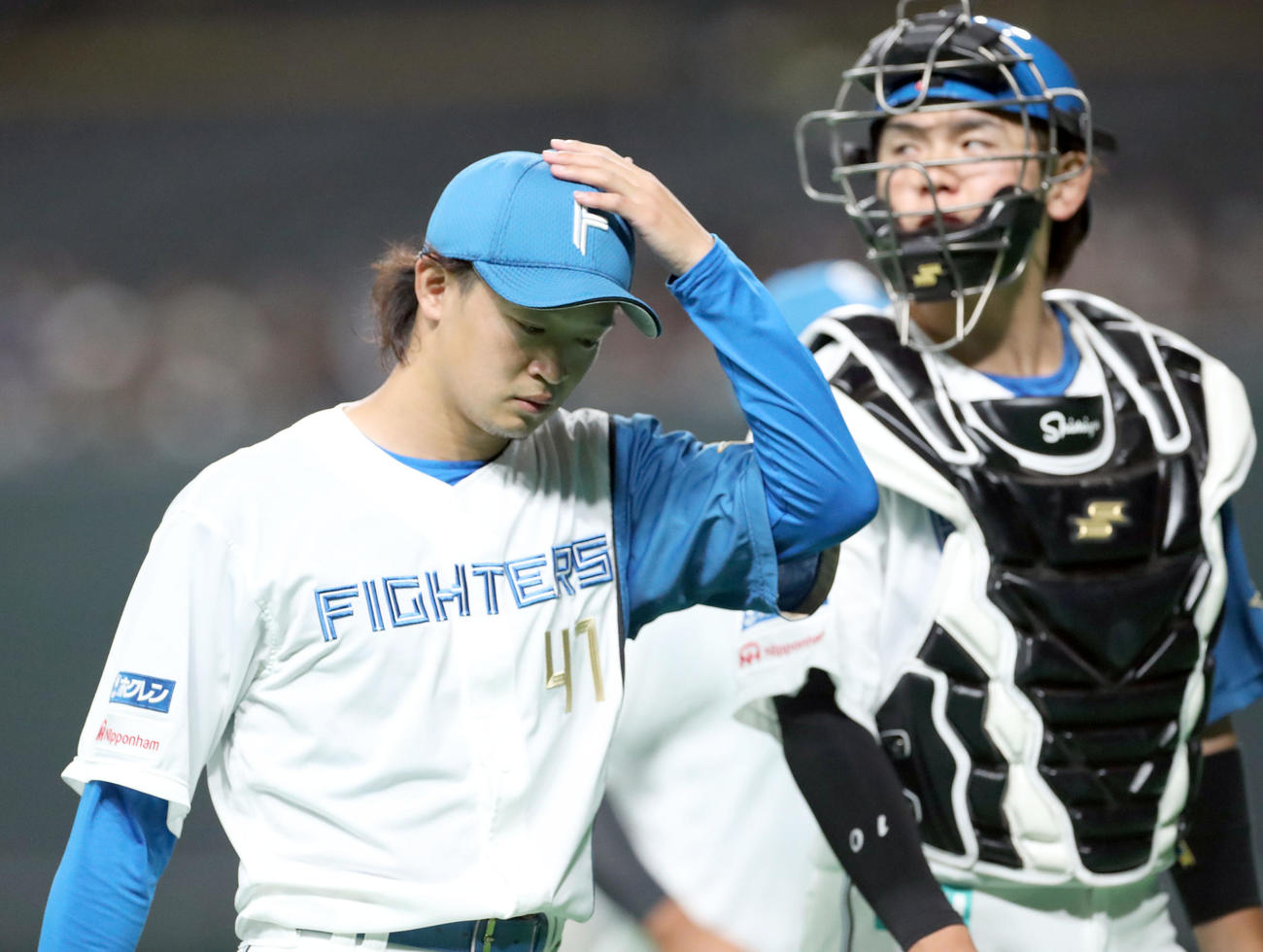 日本ハム対楽天　先制を許しうつむきながらベンチに戻る日本ハム鈴木（撮影・佐藤翔太）