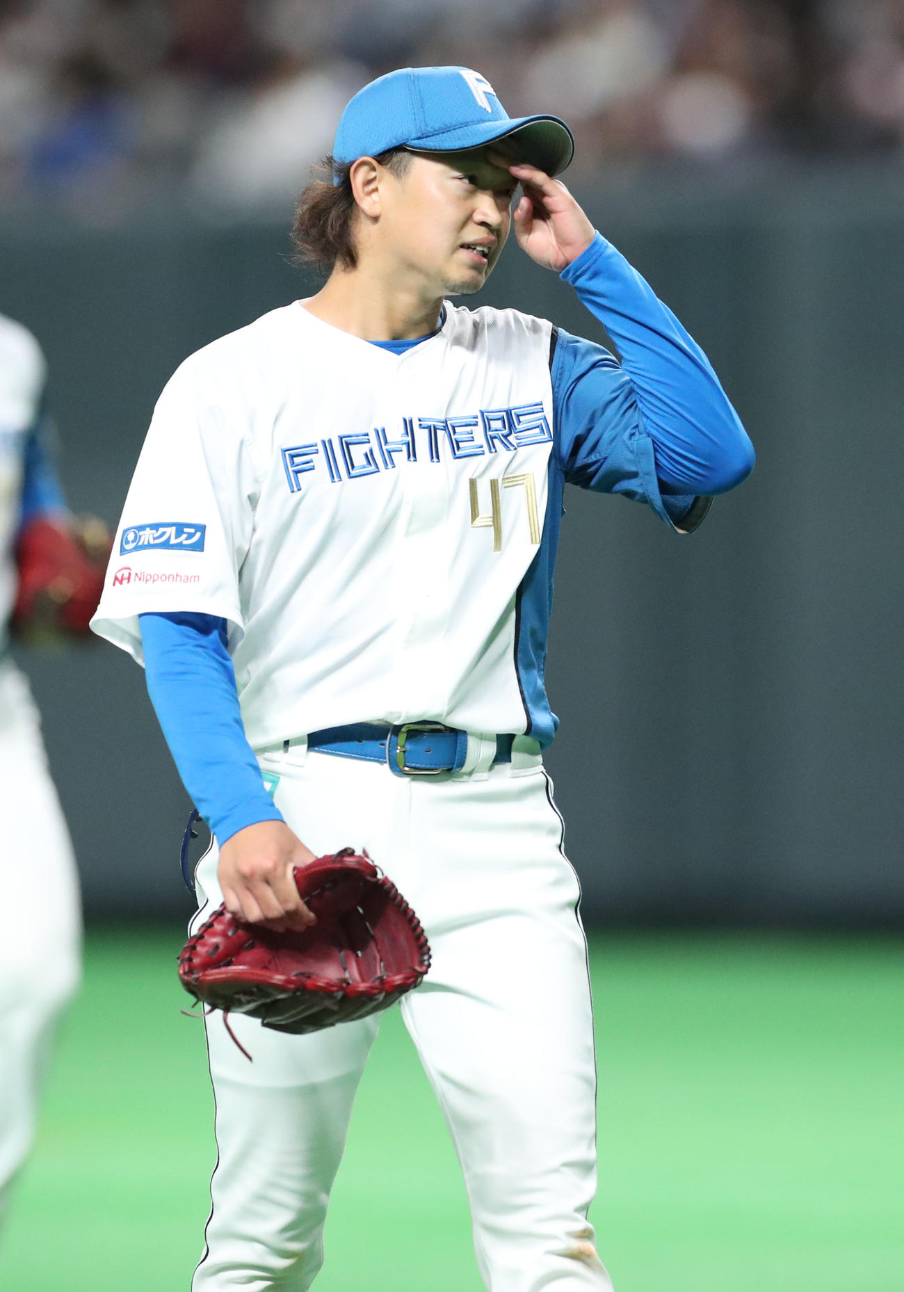 日本ハム対楽天　追加点を許し顔をしかめながらベンチに戻る日本ハム鈴木（撮影・佐藤翔太）