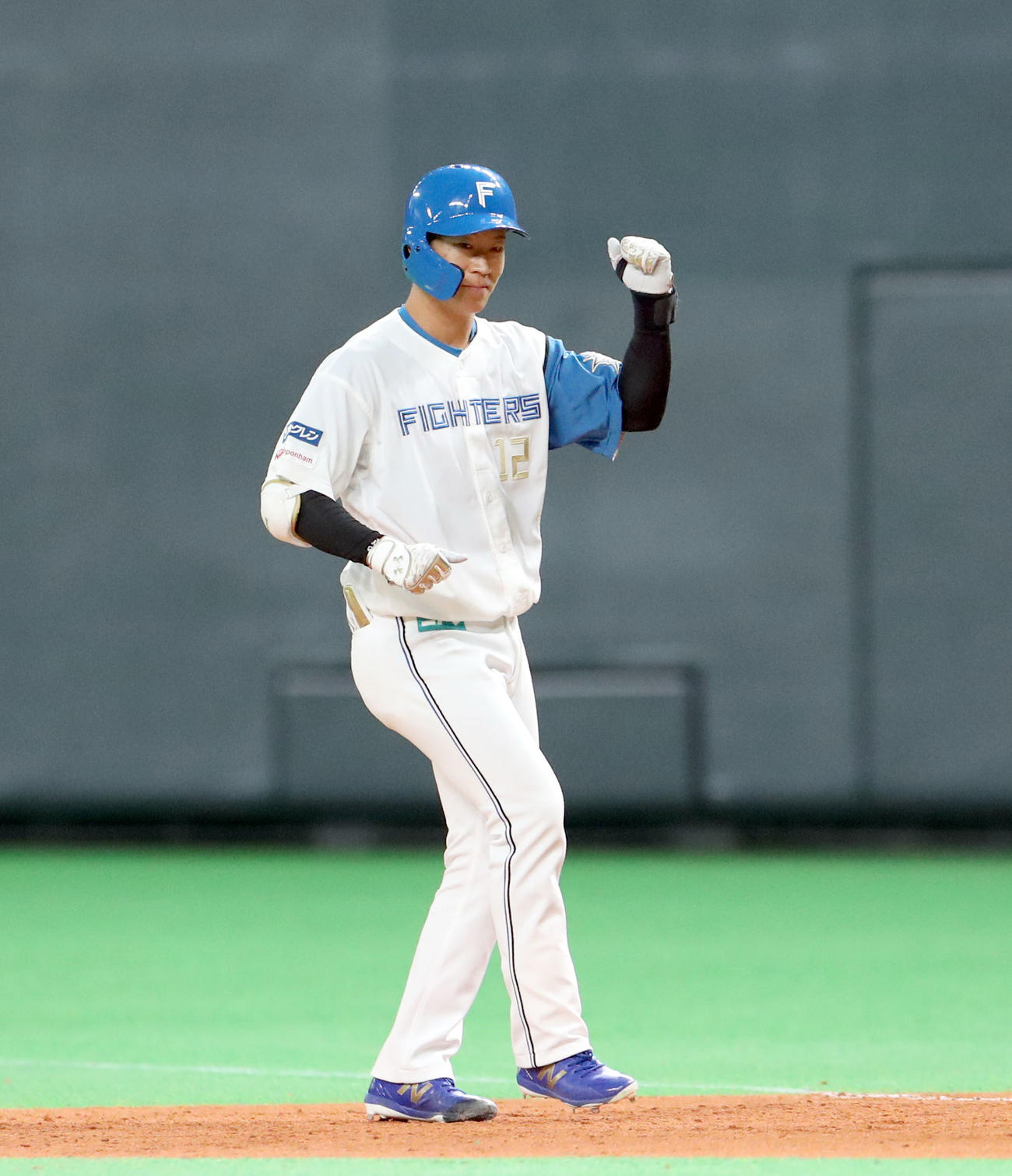 日本ハム対楽天　7回裏日本ハム1死満塁、矢沢は勝ち越しとなる右前適時打を放ちガッツポーズ（撮影・佐藤翔太）