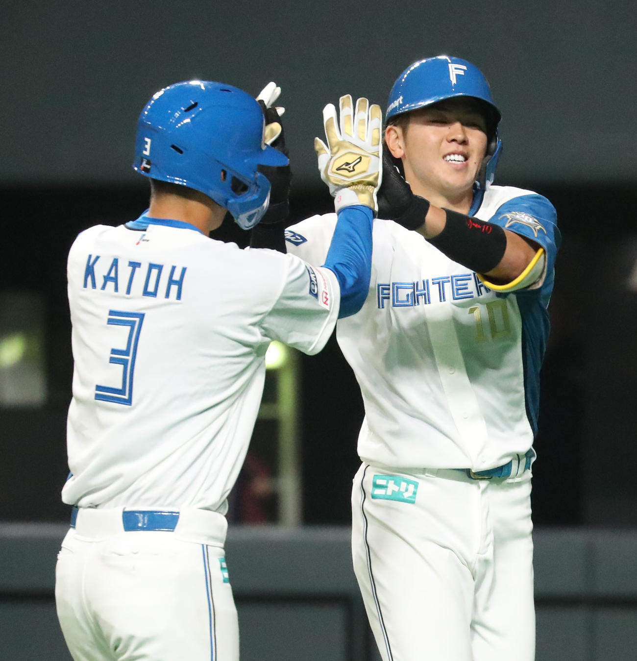 日本ハム対楽天　5回裏日本ハム2死一塁、左越え2点本塁打を放ち加藤豪（左手前）とハイタッチをする清水（撮影・佐藤翔太）