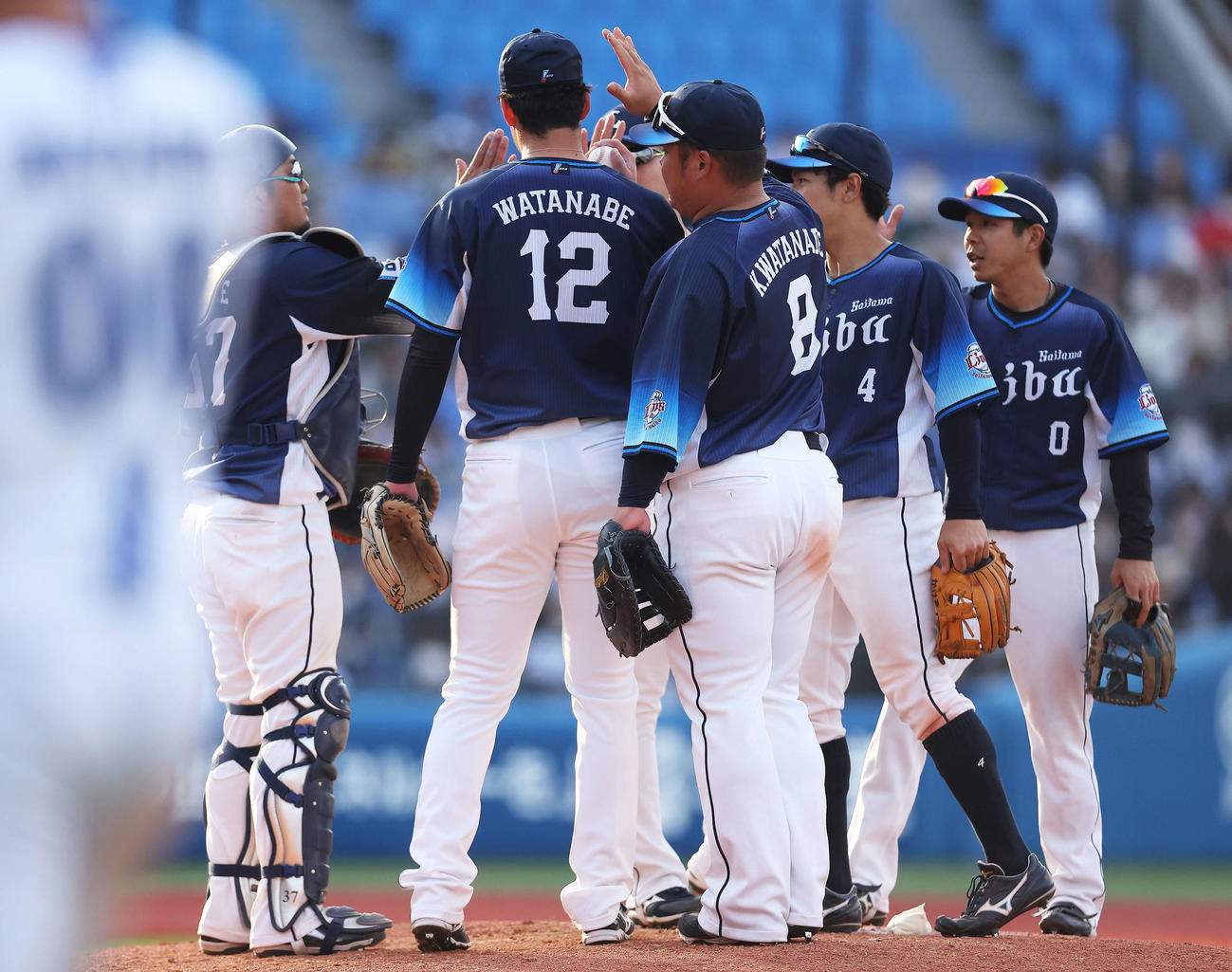 DeNA対西武　DeNAに勝利し、マウンドに集まる西武ナイン（撮影・河田真司）