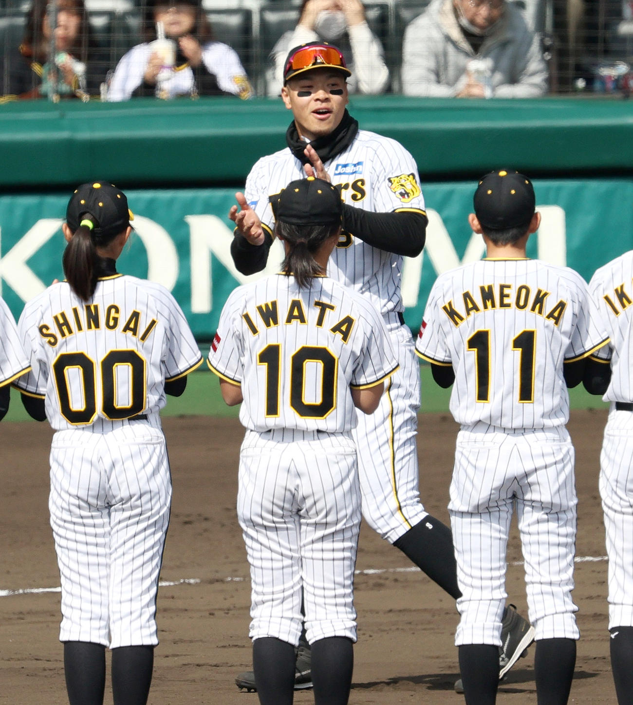 オープン戦・阪神対オリックス　試合前、佐藤輝はNPB12球団ジュニアトーナメントKONAMI CUPを初優勝した阪神タイガースジュニアを激励する（撮影・上山淳一）