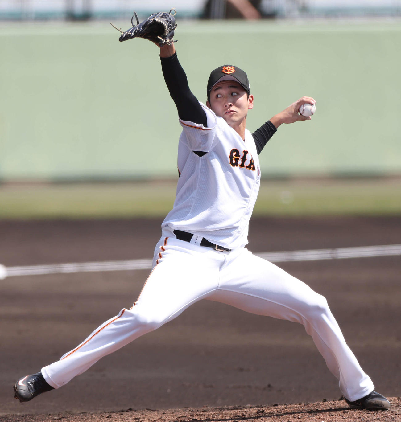巨人対サムスン　3回表巨人2番手で登板し、力投する横川（撮影・宮地輝）