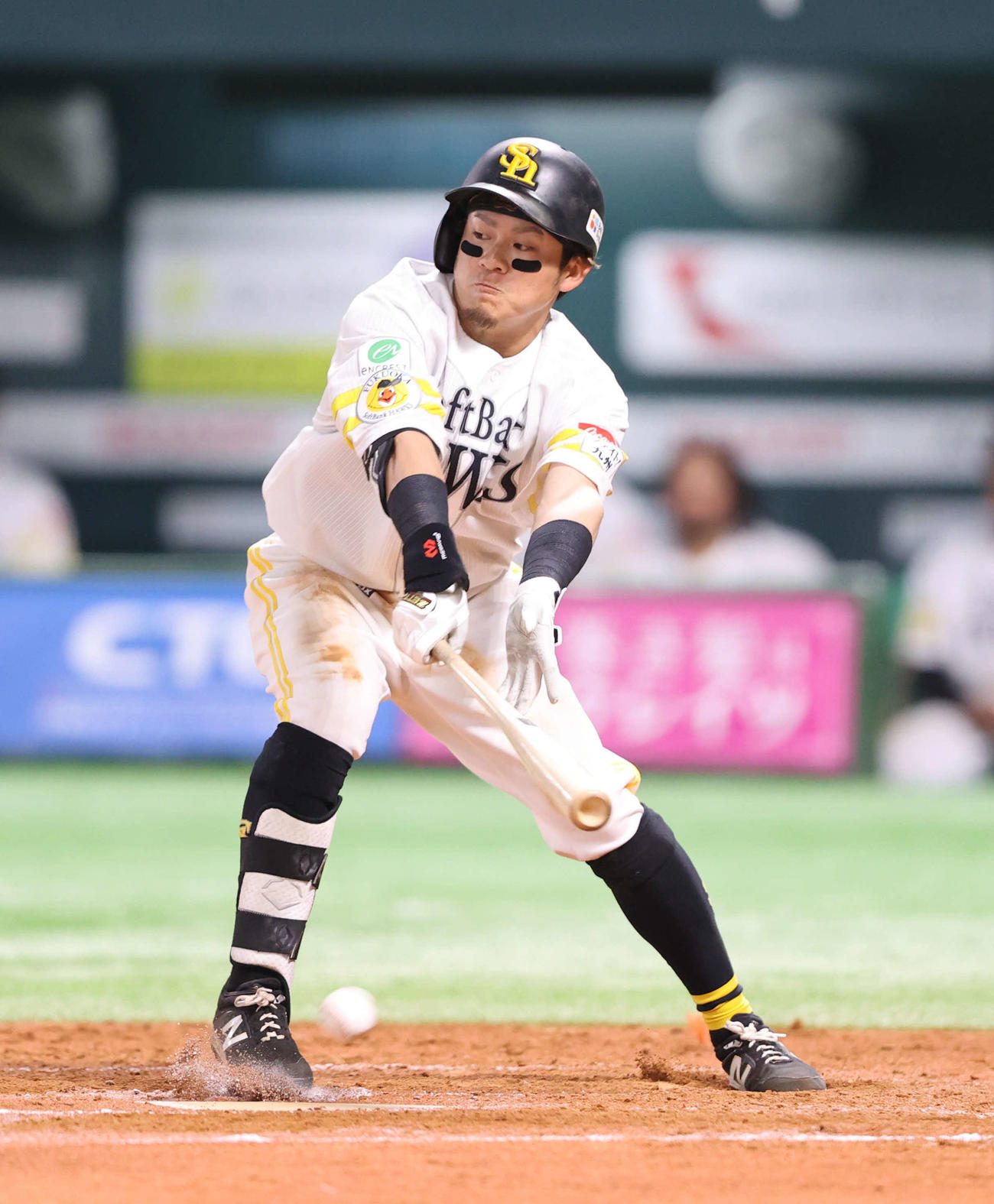 広島戦の6回、しぶとく三塁内野安打を放つソフトバンク牧原（撮影・梅根麻紀）