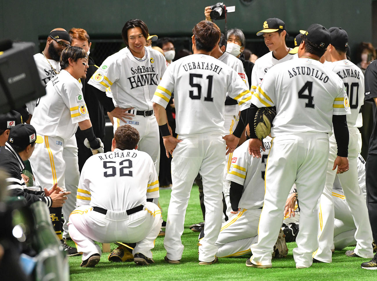 広島戦を前に声出しを務める牧原大（左）（撮影・岩下翔太）