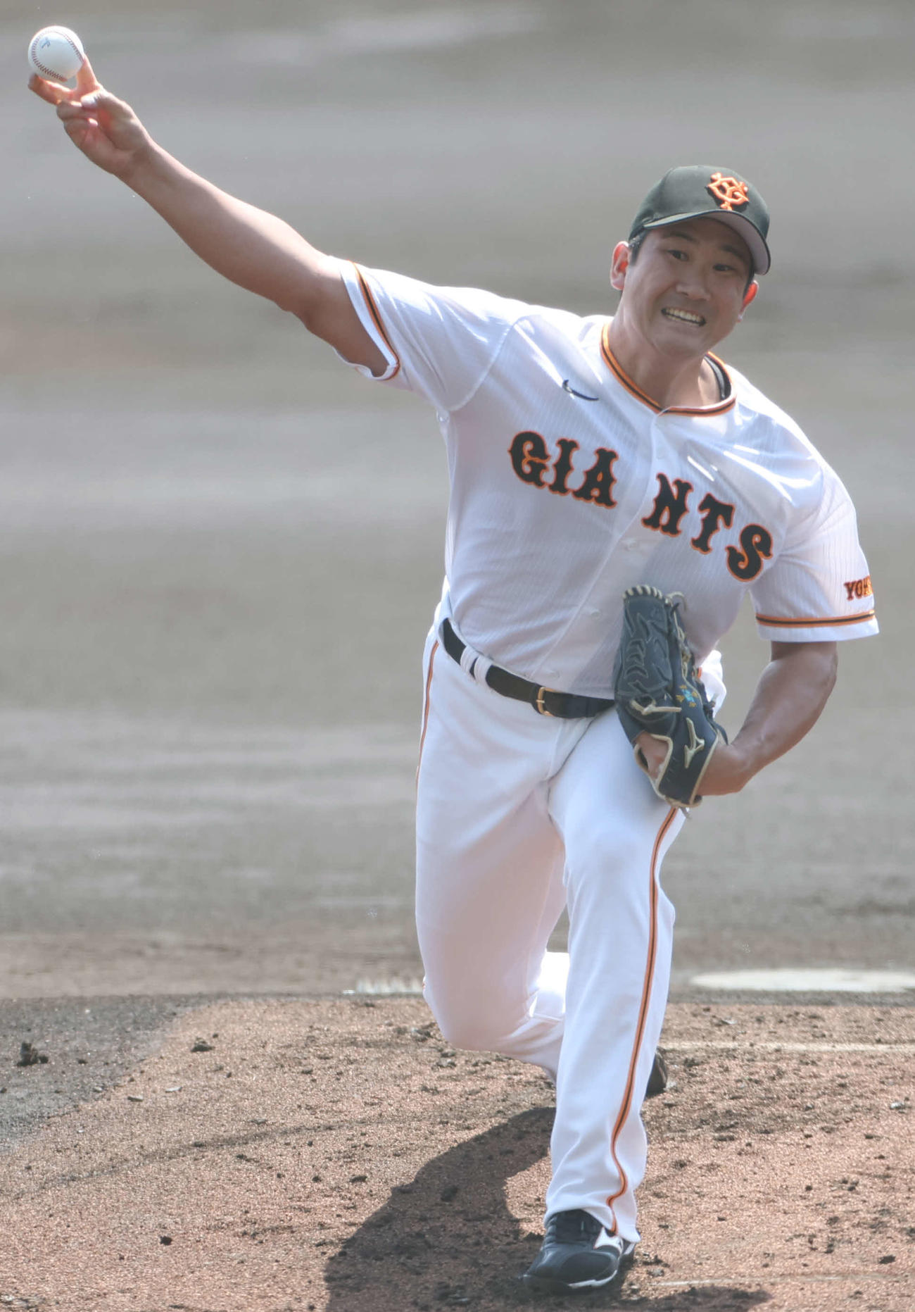 巨人対サムスン　力投する巨人先発の菅野（撮影・宮地輝）
