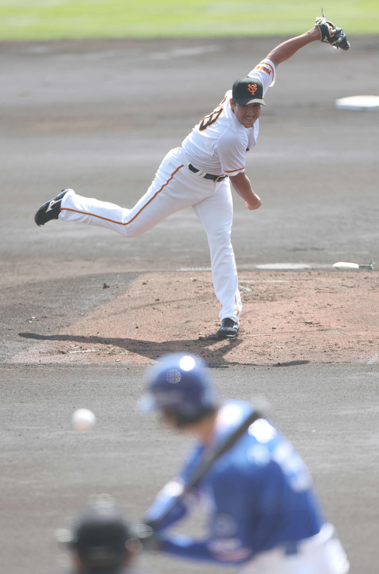 巨人対サムスン　力投する巨人先発の菅野（撮影・宮地輝）