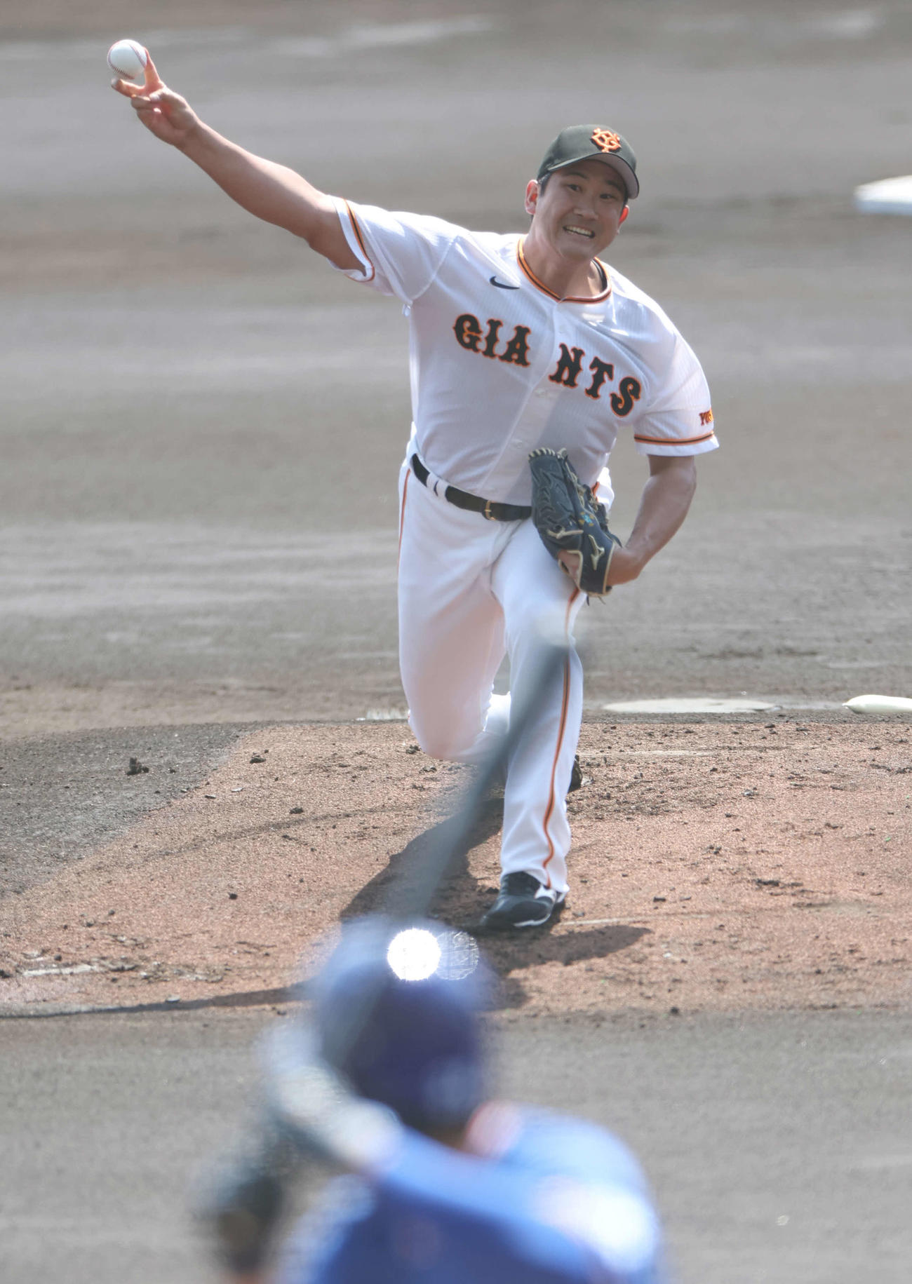 巨人対サムスン　力投する巨人先発の菅野（撮影・宮地輝）