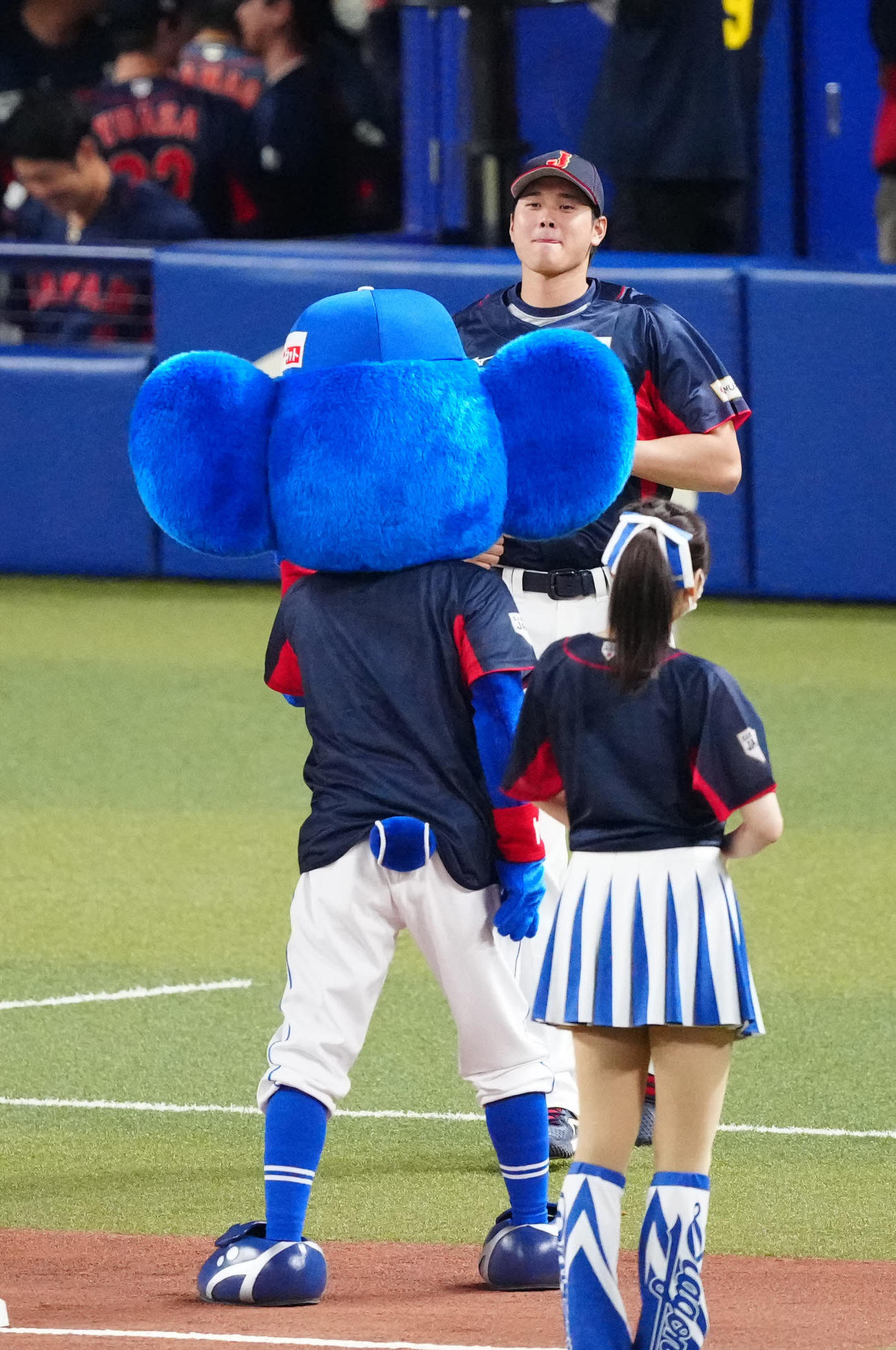 中日対侍ジャパン　試合前のセレモニーで入場し、ドアラ（手前左）の方へ向かう大谷（撮影・江口和貴）