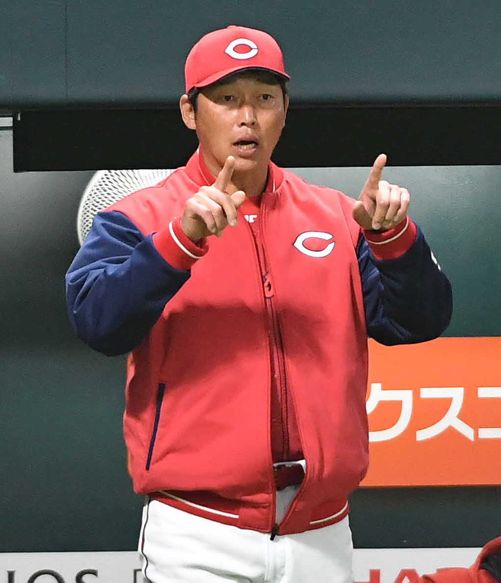 オープン戦　ソフトバンク対広島　8回裏ソフトバンク1死一塁、ガルビスの左翼ポール際への本塁打の判定にリクエストを要求する新井監督（撮影・岩下翔太）