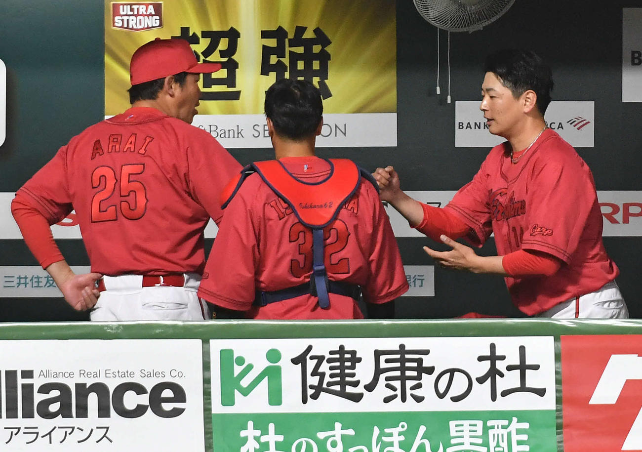 ソフトバンク対広島　3回を無失点に抑えた大瀬良（右）は、新井監督とタッチを交わす（撮影・岩下翔太）