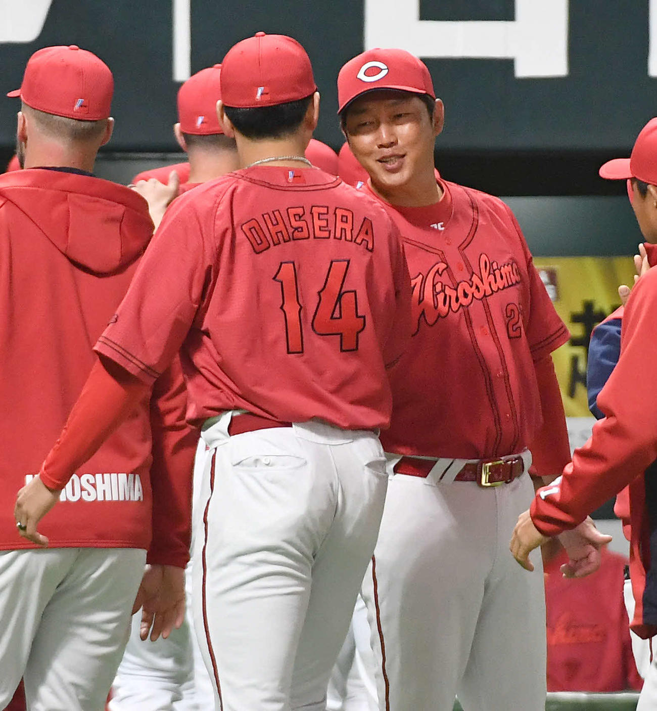オープン戦　ソフトバンク対広島　ソフトバンクに勝利し、大瀬良（左）ら広島ナインと笑顔でタッチを交わす新井監督（撮影・岩下翔太）