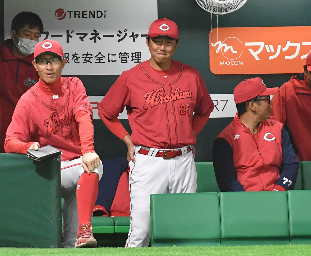オープン戦　ソフトバンク対広島　8回裏ソフトバンク1死一塁、ガルビスの左翼ポール際への本塁打の判定にリクエストを要求し、結果を待つ間に笑みを浮かべる新井監督（中央）（撮影・岩下翔太）