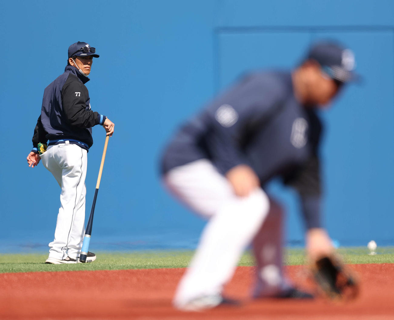 DeNA対西武　試合前、練習を見る西武松井監督。手前は西武中村（撮影・河田真司）
