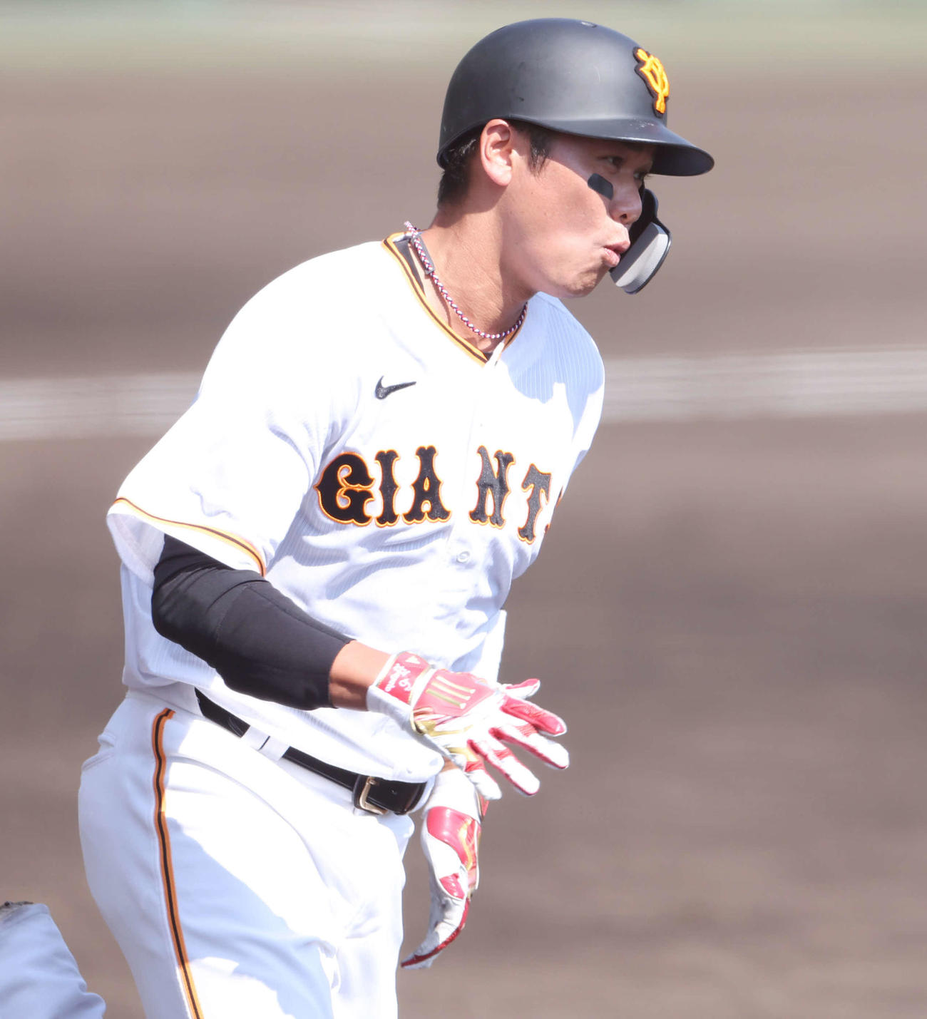 巨人対サムスン　7回裏巨人1死、本塁打を放ちさっそうと一塁を回る坂本（撮影・宮地輝）