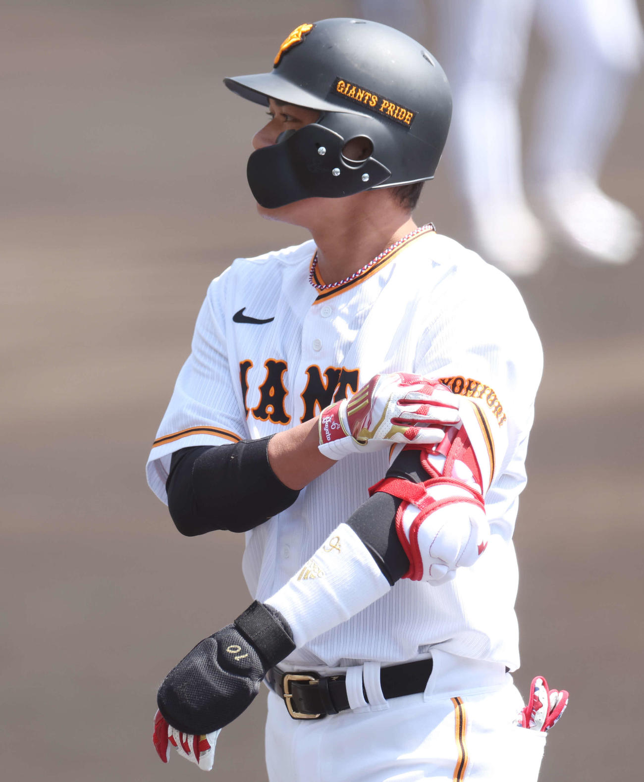 巨人対サムスン　2回裏巨人無死、背番号10中田翔の防具を着けて第一打席に立つ坂本（撮影・宮地輝）