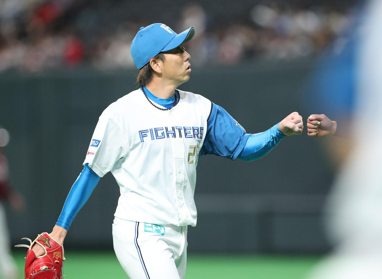 日本ハム対楽天　6回表を無失点に抑えた宮西は清水とグータッチを交わす（撮影・佐藤翔太）